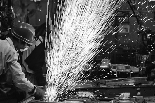 El soroll i les vibracions són exemples de contaminants físics.