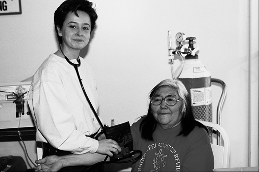 Una doctora atén una pacient.