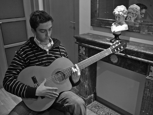 La guitarra s'ha modificat per facilitar als dits de la mà esquerra accedir amb més facilitat als trasts inferiors. La guitarra s'ha modificat per facilitar als dits de la mà esquerra accedir amb més facilitat als trasts inferiors.