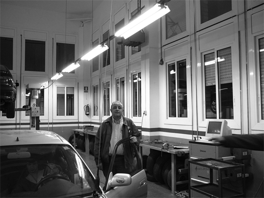 La llum natural requereix ser complementada amb il·luminació artificial. La llum natural requereix ser complementada amb il·luminació artificial.