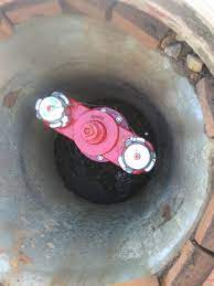 Presa d'aigua accesible al terra mitjançant una tapa.