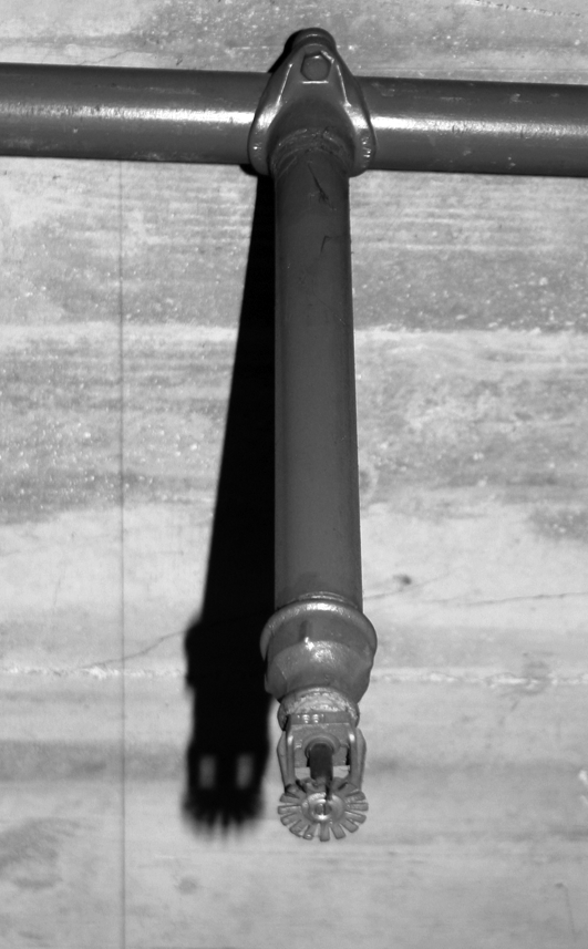 Canalització d'aigua pel sostre, amb un ruixador antiincendis.