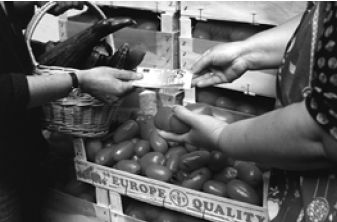 En el mercat, compradors i venedors es posen d’acord en el nombre d’unitats monetàries que es necessiten per obtenir un bé. En el mercat, compradors i venedors es posen d’acord en el nombre d’unitats monetàries que es necessiten per obtenir un bé.