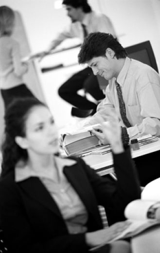 En les empreses es combinen diferents factors productius. En les empreses es combinen diferents factors productius.