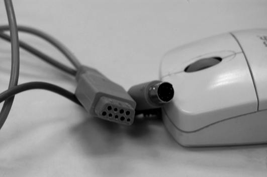 Detall de connectors de ratolí, port en sèrie COM1 i PS2/-120