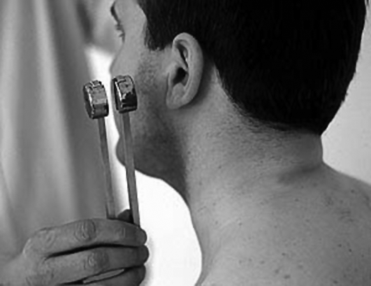 L'otoscòpia és l'avaluació visual del sistema auditiu extern per part d'un metge qualificat/-30 L'otoscòpia és l'avaluació visual del sistema auditiu extern per part d'un metge qualificat/-30