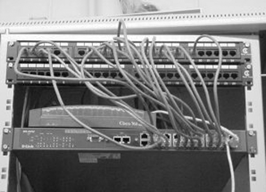 Imatge d'un commutador amb totes les seves connexions, i amb la majoria de ports ocupats./-30