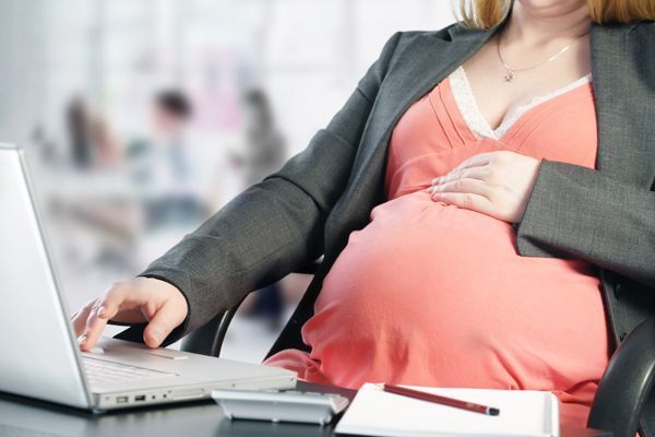 L'embaràs i la maternitat col·loca la dona en situació d'especial vulnerabilitat davant de determinades condicions de treball. .